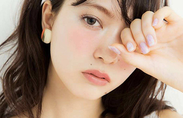 “剛睡醒妝”化妝教程，無辜又性感