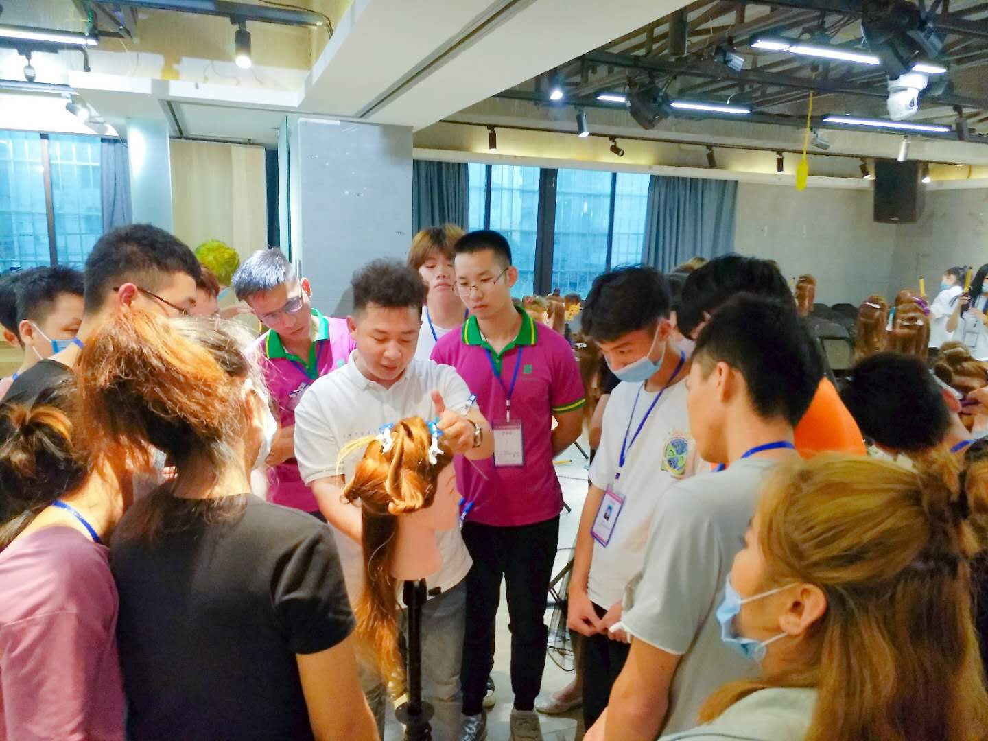 南寧美發(fā)學(xué)校：時尚電棒造型班開班，人氣爆棚