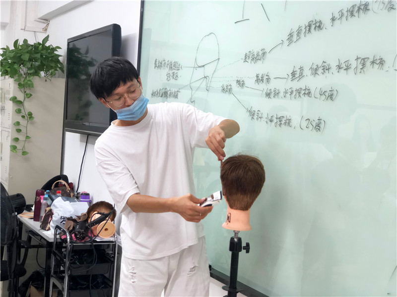 南寧美發(fā)課堂：360度男發(fā)手法演練，輕松攻破剪發(fā)難題