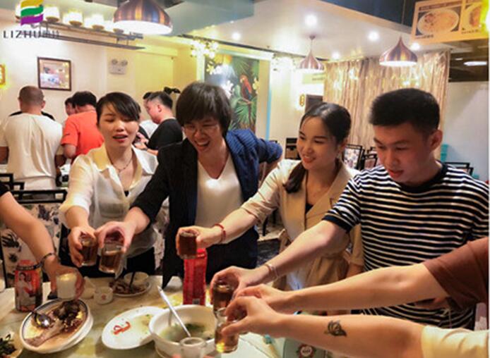 麗竹學(xué)校全體教職工，相親相愛一家人