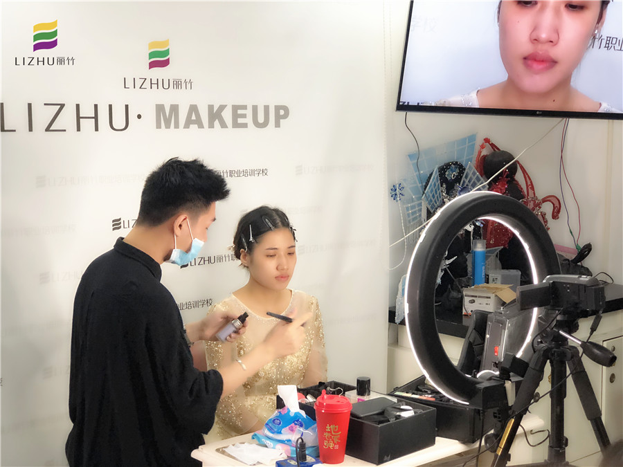 廣西彩妝學(xué)校：快看！畫真人了！