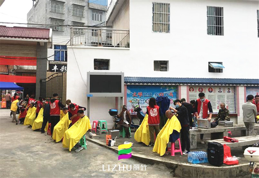 美發(fā)學(xué)校實(shí)踐：學(xué)習(xí)雷鋒，好榜樣