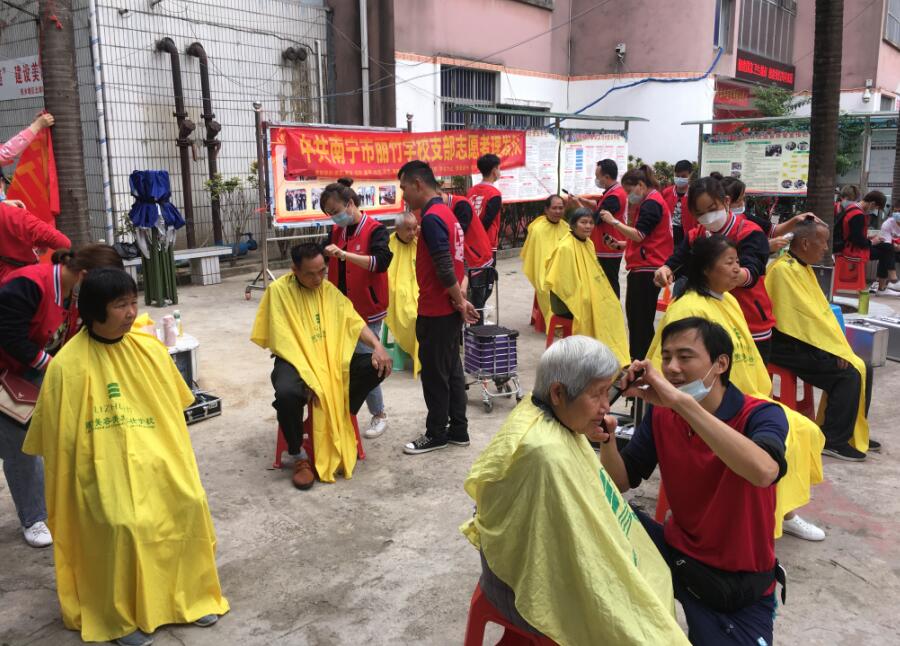 “雷鋒義剪”入社區(qū)，方知南寧美發(fā)學校哪家好
