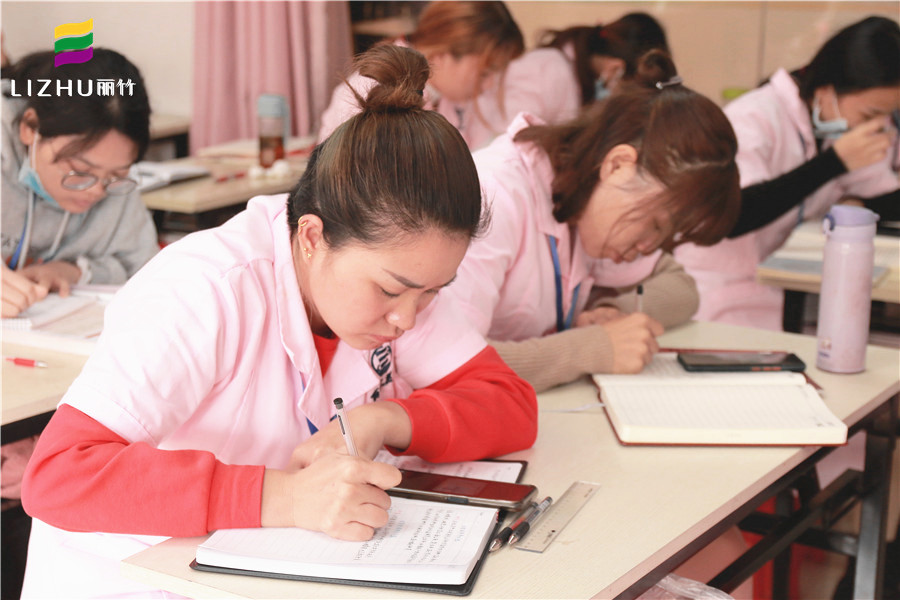 美容師學(xué)理論知識(shí)的重要性，讓南寧美容培訓(xùn)班告訴你
