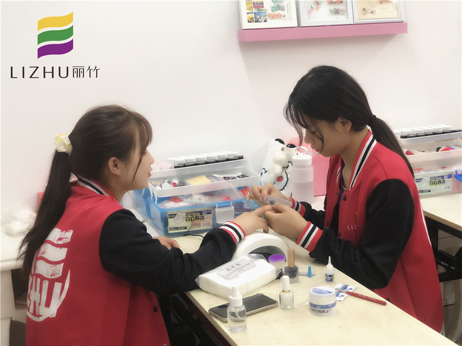 看了這份甲教程，會知道南寧美甲學(xué)校哪家好