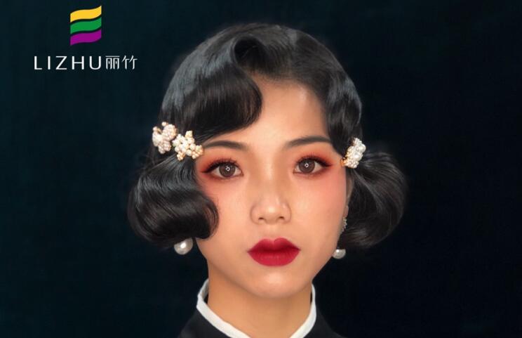 民國旗袍妝容，顯示南寧專業(yè)化妝學校實力