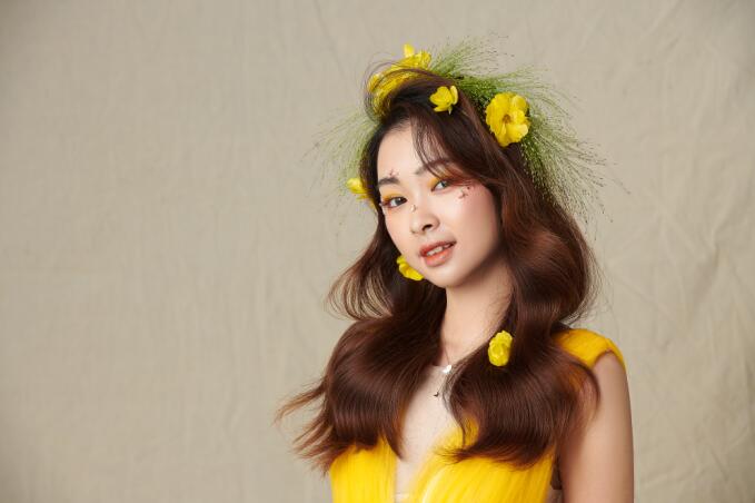 輕氧花漾披發(fā)造型，帶你去看南寧化妝學校哪家好