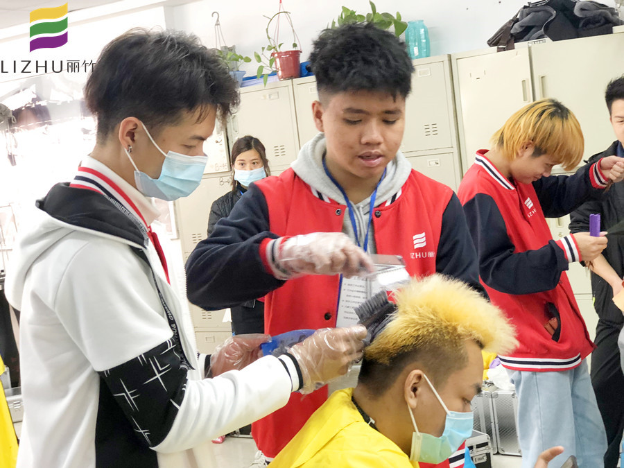 來(lái)南寧美發(fā)培訓(xùn)班，學(xué)專業(yè)染發(fā)技術(shù)