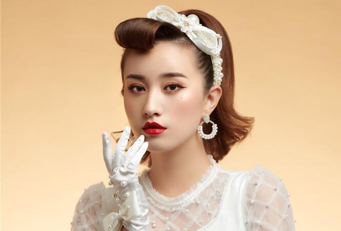 復(fù)古迪斯科妝容造型，廣西化妝學(xué)校這款造型愛(ài)了嗎？