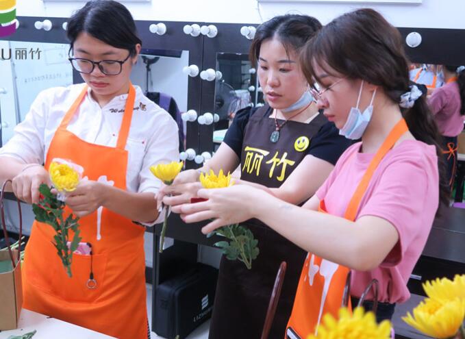 插花如何進(jìn)行色彩搭配？南寧花藝培訓(xùn)班來(lái)教你