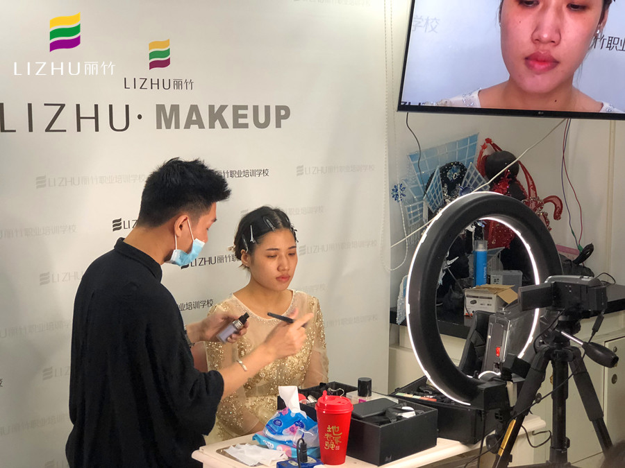 麗竹化妝學(xué)校提示：愛化妝的你必須要知道！
