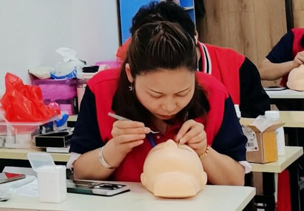 南寧專業(yè)美睫培訓(xùn)學(xué)校：學(xué)美睫有前途嗎？
