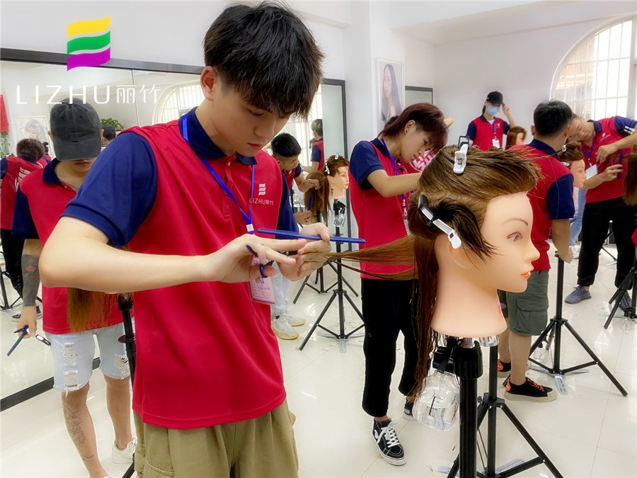 為什么要修剪發(fā)尾？南寧美發(fā)培訓學校告訴你