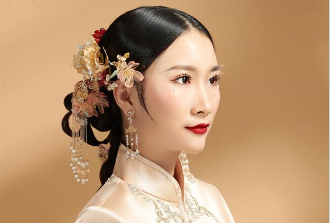 簡約秀禾新娘造型，看南寧化妝學校哪家有實力