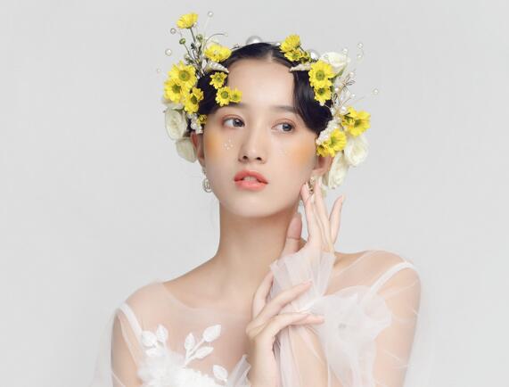 秋天適合哪種口紅色系？廣西專業(yè)化妝培訓(xùn)給你列清單