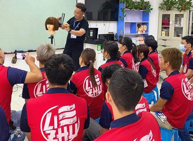 怎么剪平劉海？南寧專(zhuān)業(yè)美發(fā)學(xué)校課堂實(shí)操