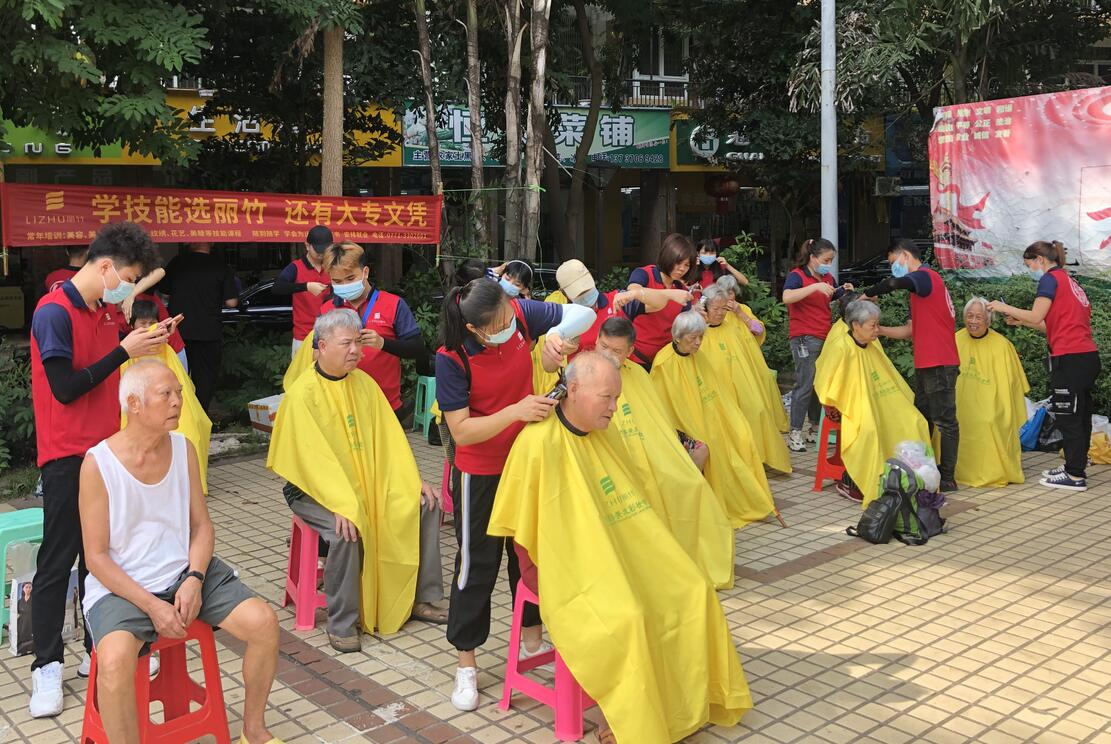 廣西學(xué)美發(fā)的學(xué)校哪家實(shí)踐多？麗竹提供免費(fèi)理發(fā)活動(dòng)