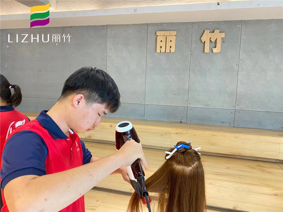 吹風(fēng)造型注意事項，南寧美發(fā)職業(yè)培訓(xùn)學(xué)校培訓(xùn)課程
