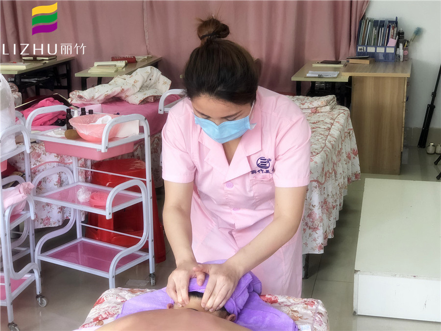 美容學(xué)子感言：這就是為人師表該有的樣子！