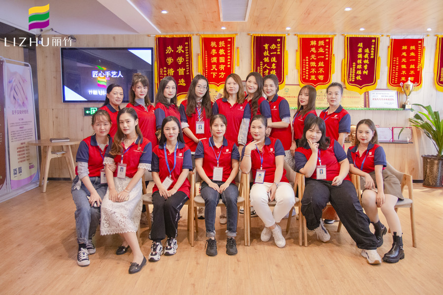滿滿的畢業(yè)祝福，送給廣西專業(yè)化妝培訓(xùn)學(xué)校