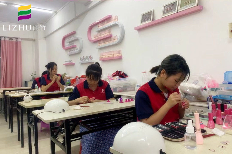 南寧專業(yè)美甲學(xué)校，教你專業(yè)美甲技術(shù)