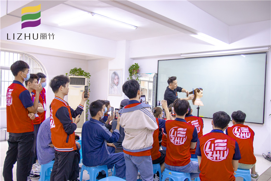 鎖骨發(fā)修剪技巧，南寧教理發(fā)的學(xué)校分享
