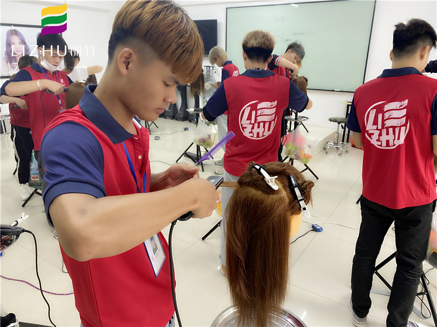 學(xué)直板夾使用技巧，就來(lái)廣西教美發(fā)的學(xué)校