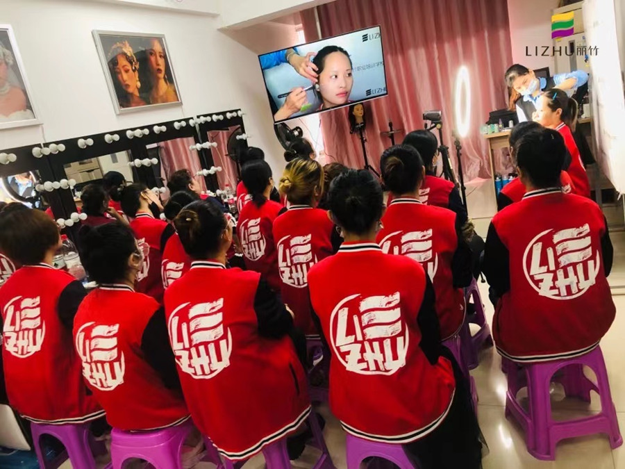 冬季正確的化妝步驟，這些技巧南寧化妝學(xué)校告訴你