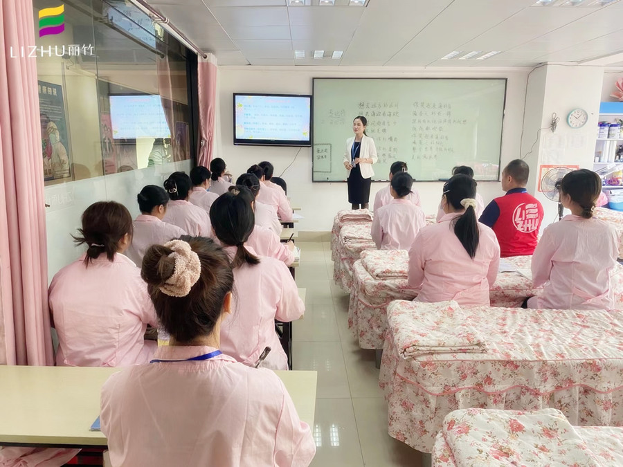 美容培訓(xùn)，來(lái)廣西專業(yè)美容培訓(xùn)學(xué)校