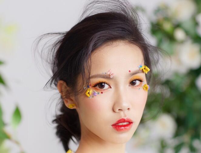 方型臉如何畫新娘妝？廣西南寧化妝學(xué)校教你