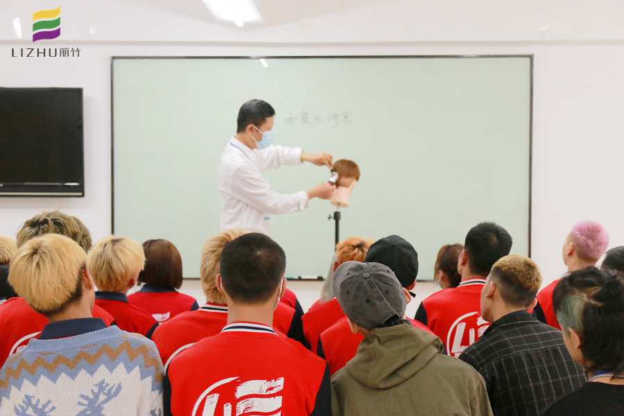 推剪的練習方法，廣西教美發(fā)基礎(chǔ)的學校分享