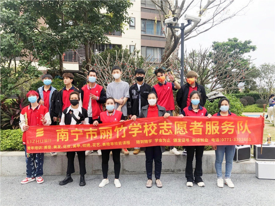 南寧美發(fā)學(xué)校小區(qū)理發(fā)，積極發(fā)揚“雷鋒精神”