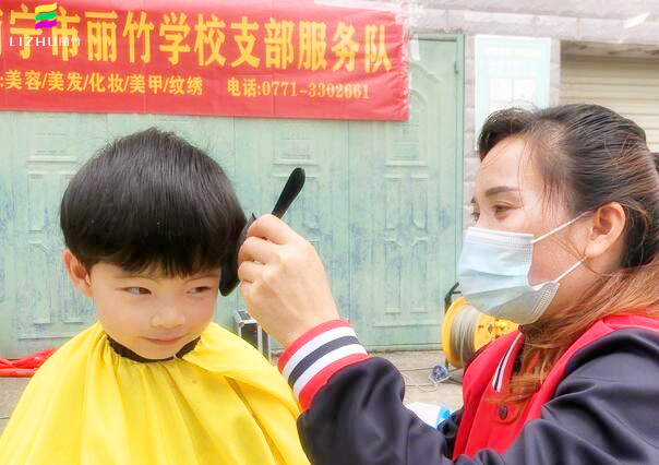 南寧麗竹學(xué)校公益理發(fā)，爭當(dāng)群眾身邊的“活雷鋒”