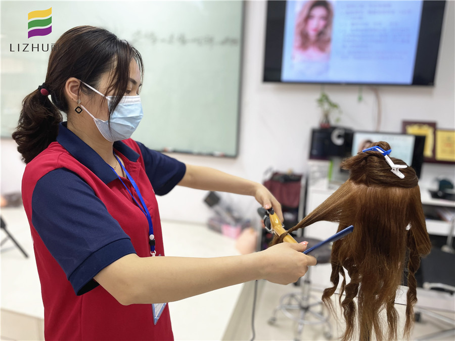 美發(fā)新手使用電卷棒操作方法，南寧美發(fā)課程