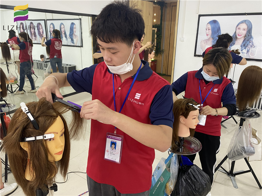 直板夾怎么用？廣西美發(fā)課堂學(xué)員為你講解