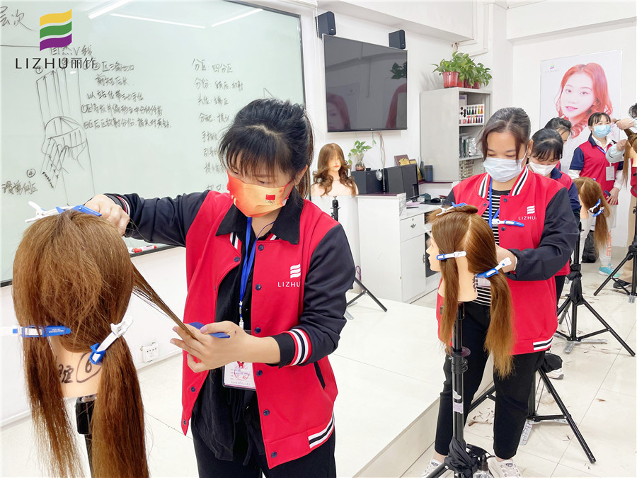 “自然V線”修剪，廣西美發(fā)學(xué)校十大名校課程