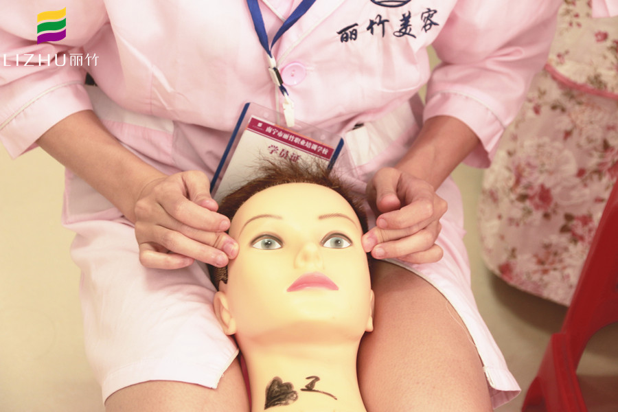 為什么學(xué)美容要練習(xí)假頭模？廣西認(rèn)可的美容學(xué)校告訴你