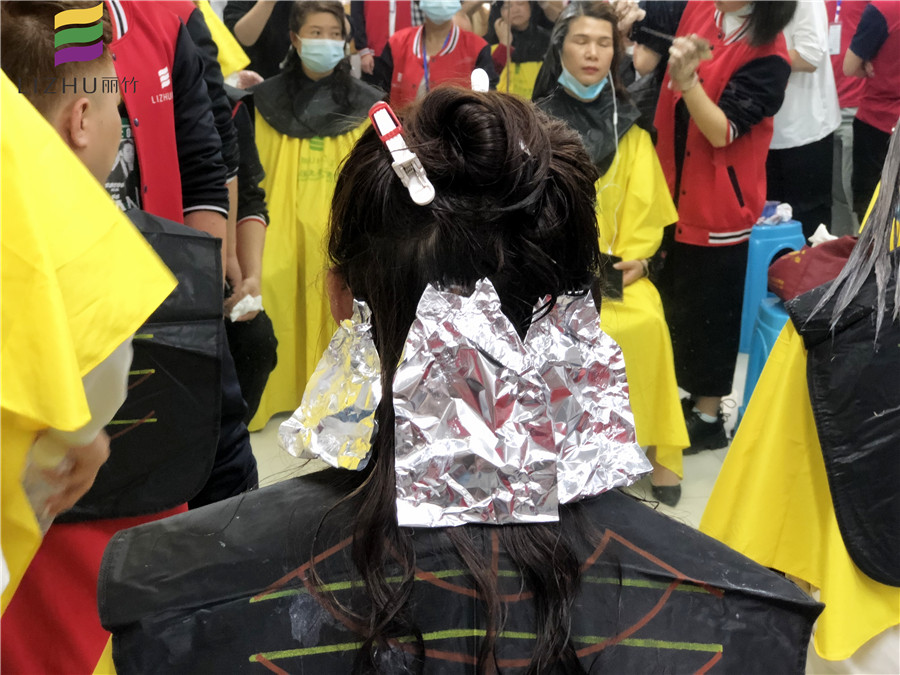 錫紙燙發(fā)能保持多久？南寧燙染一對(duì)一教學(xué)給你專業(yè)技術(shù)