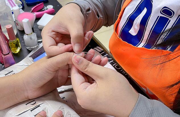 廣西哪里教美甲基礎(chǔ)？全貼甲片怎么貼？