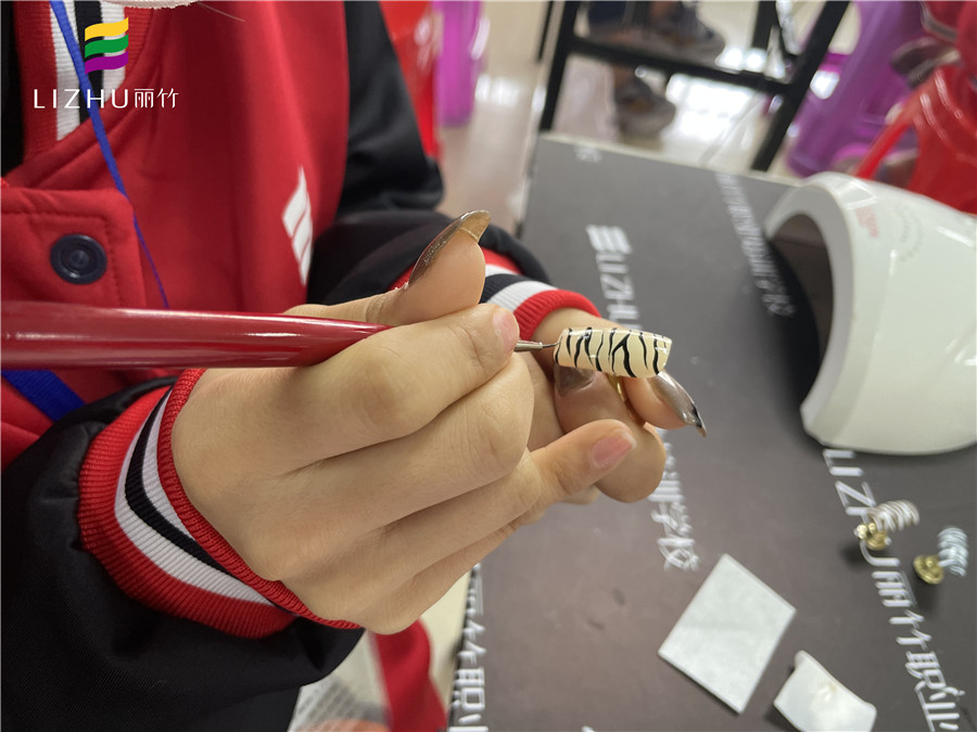 超簡(jiǎn)單斑馬紋美甲教程，南寧專業(yè)美甲培訓(xùn)學(xué)校教你