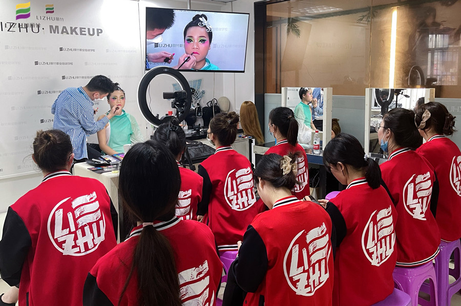 廣西彩妝學(xué)校舞臺(tái)妝欣賞，展現(xiàn)色彩夸張之美