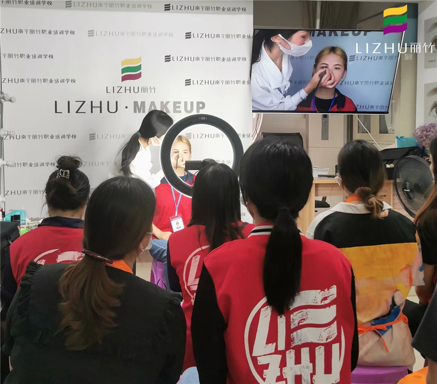 化妝新手畫眉方法，廣西化妝彩妝培訓學校演示手法