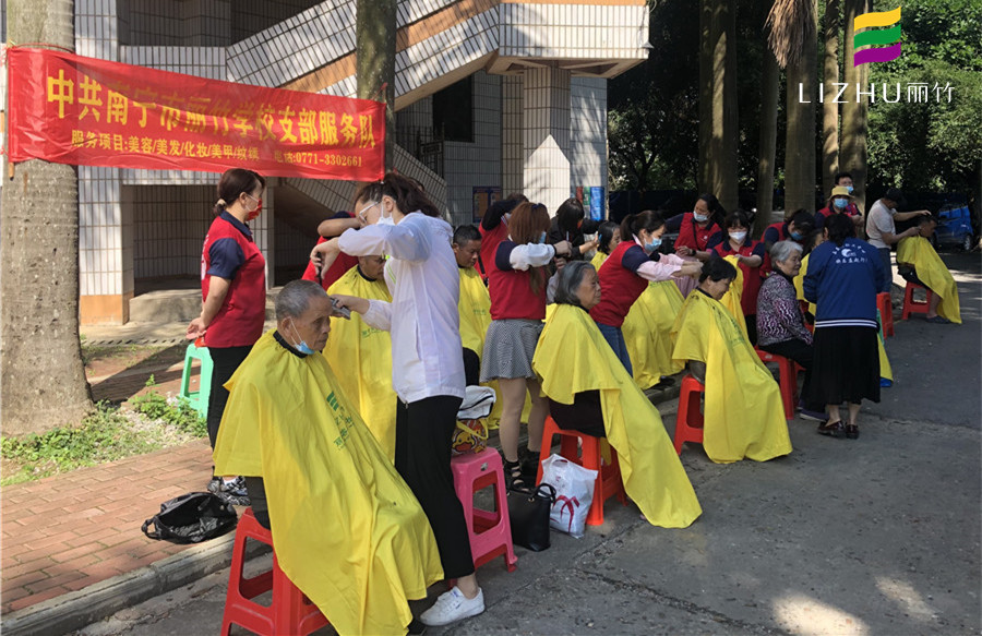 免費理發(fā)進社區(qū)，廣西美發(fā)培訓(xùn)學(xué)校實踐活動