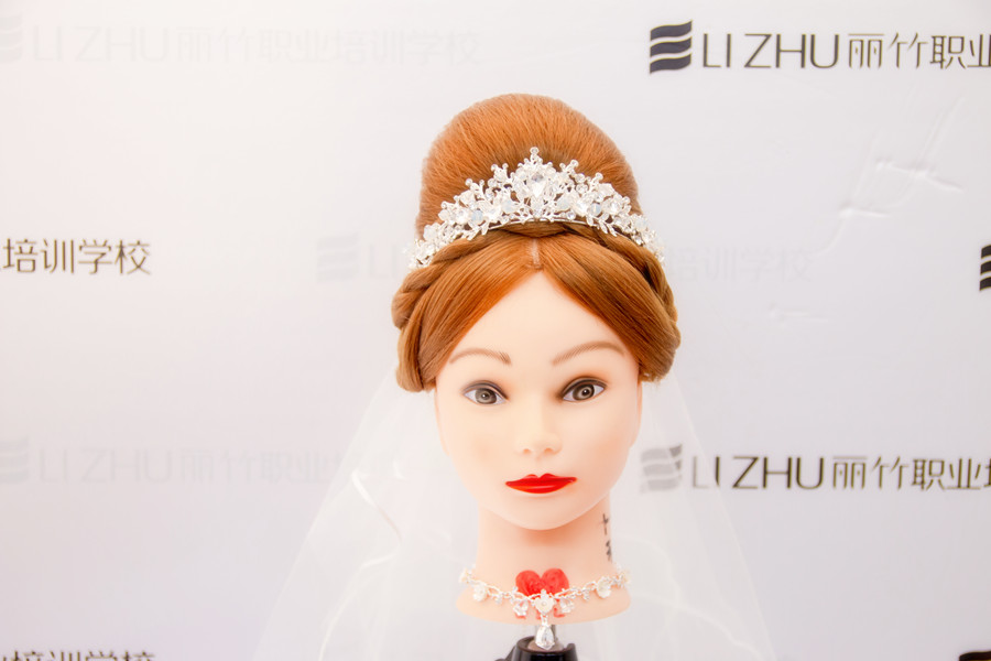 “赫本包”的特點(diǎn)，南寧盤發(fā)培訓(xùn)學(xué)校幫你整理
