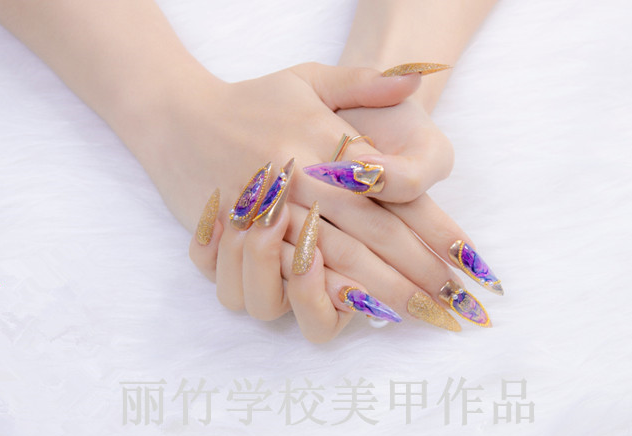 尖形甲怎么做才好看？南寧美甲專業(yè)學校做分析