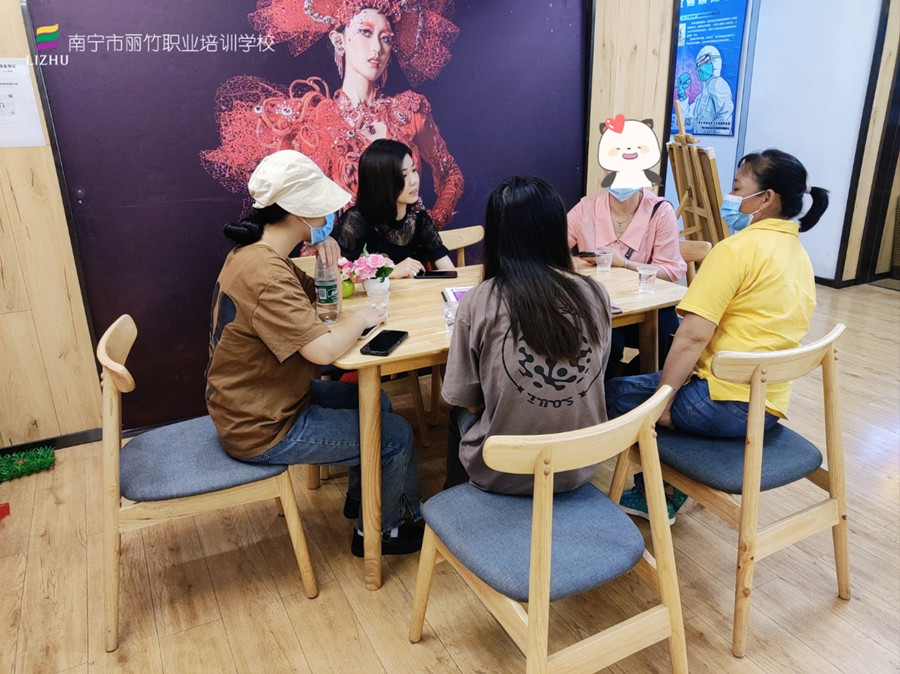 忙！忙！忙！麗竹學(xué)校人氣火爆的招生大廳