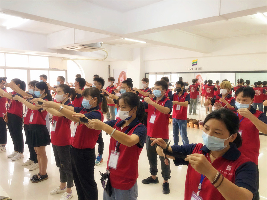 零基礎學美發(fā)：新手如何練習用剪刀和梳子？