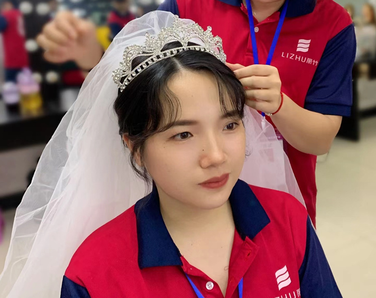 學化妝盤發(fā)基本手法，到麗竹化妝造型學校
