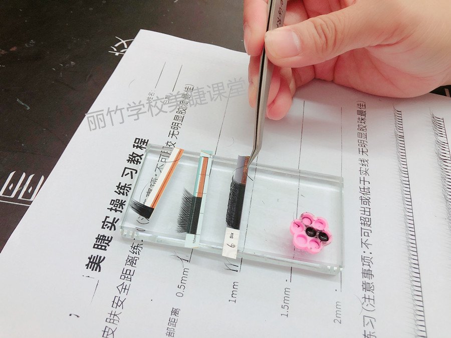 紙上嫁接睫毛，南寧美甲美睫學校學員練習