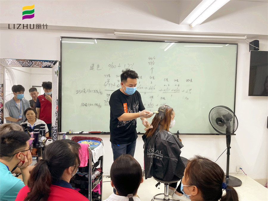 染膏怎么才能涂均勻？廣西染發(fā)培訓(xùn)學(xué)?，F(xiàn)場示范